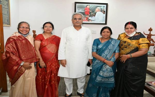 सीएम भूपेश बघेल से राज्य महिला आयोग के नवनियुक्त सदस्यों ने की मुलाकात 