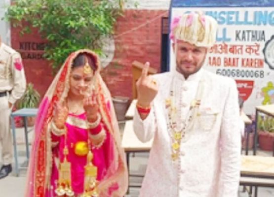 जम्मू-कश्मीर में नवविवाहित जोड़े ने अपनी शादी के दिन वोट डाला