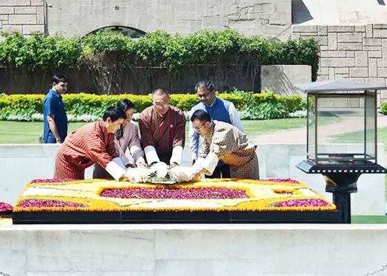 भूटान के प्रधानमंत्री ने राजघाट पर महात्मा गांधी को श्रद्धांजलि दी