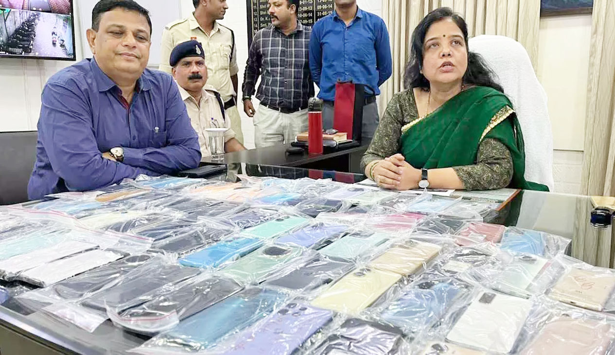 ट्रेन में गुम या चोरी हुए मोबाइल को जीआरपी ने ढूंढ निकाले