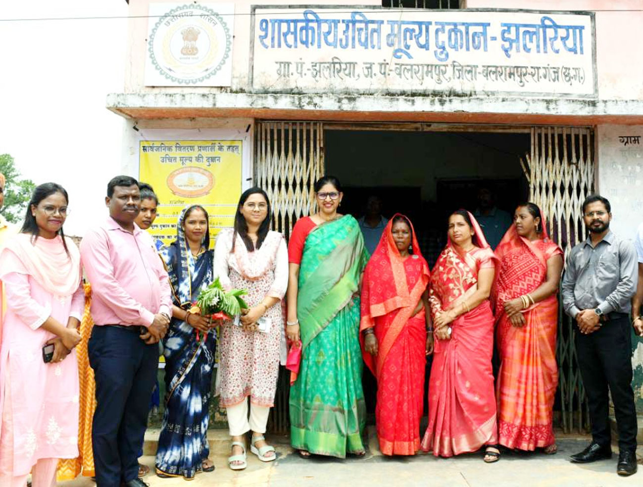 बलरामपुर-रामानुजगंज जिले की प्रभारी सचिव श्रीमती रीना बाबा साहेब कंगाले पहुंची ग्राम झलारिया