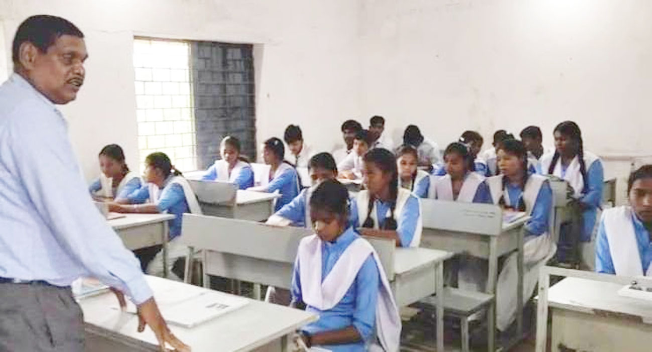 13 साल बाद महलोई स्कूल में गूंजा फिजिक्स का सूत्र, युक्तियुक्तकरण से लौट आई पढ़ाई की रौनक