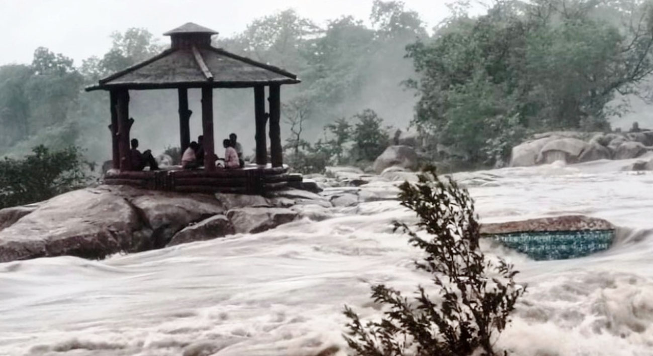 वाटरफॉल शबाब पर, घूमने पहुंचे 5 लोग फंसे