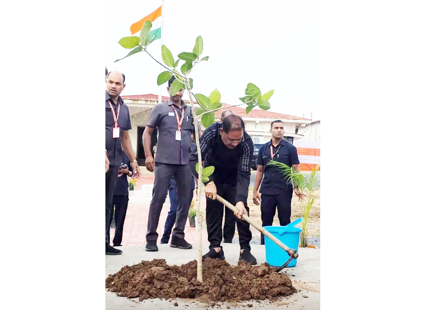 CM विष्णुदेव साय ने मैनपाट पीडब्ल्यूडी रेस्ट हाउस में लगाया बरगद का पौधा