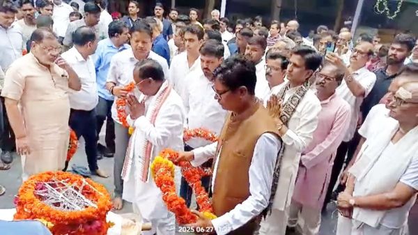हास्य कवि डॉ. सुरेंद्र दुबे का अंतिम संस्कार किया गया