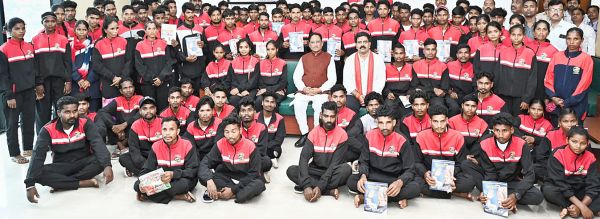 खूब पढ़ें और आगे बढ़ें, सरकार आपके साथ है : CM विष्णुदेव साय