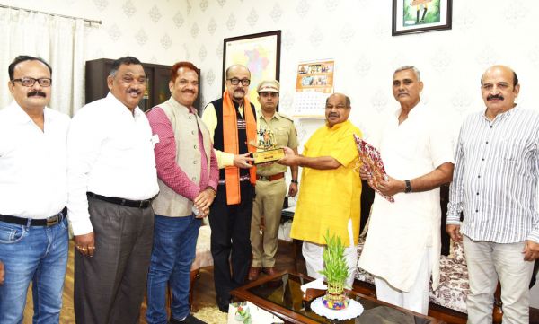 राज्यपाल से छत्तीसगढ़ ब्राम्हण समाज के पदाधिकारियों ने की भेंट
