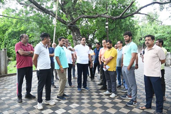 करबला तालाब सौंदर्यीकरण कार्य का विधायक राजेश मूणत ने किया निरीक्षण