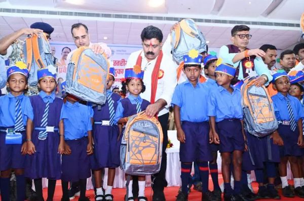 गृहमंत्री विजय शर्मा सुकमा में आयोजित शाला प्रवेश उत्सव में शामिल हुए