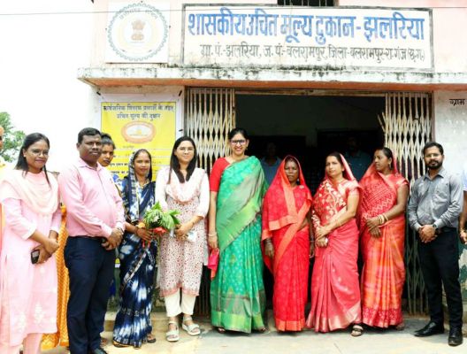 बलरामपुर-रामानुजगंज जिले की प्रभारी सचिव श्रीमती रीना बाबा साहेब कंगाले पहुंची ग्राम झलारिया
