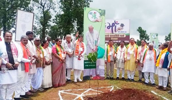 BJP नेताओं ने मैनपाट में वृक्षारोपण कर पर्यावरण संरक्षण का दिया संदेश