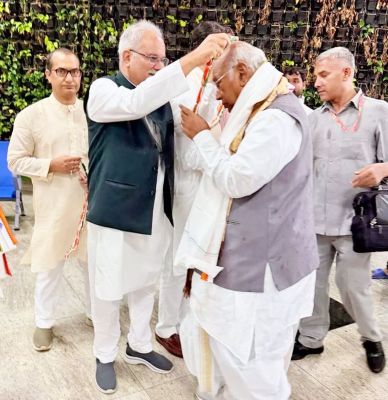 कांग्रेस के अध्यक्ष मल्लिकार्जुन खरगे रायपुर पहुंचे