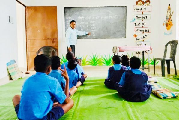 सुदूर वनांचल के स्कूल हुए गुलजार