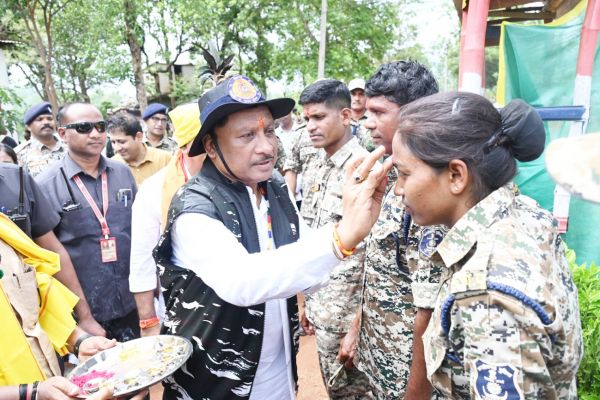 विशेष लेख : बस्तर में फैल रहा है अब विकास का उजियारा