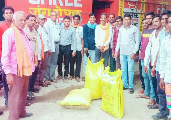 सहकारी समितियों के माध्यम से खाद और बीज की पर्याप्त आपूर्ति