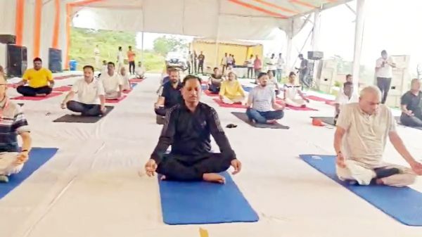 मैनपाट प्रशिक्षण शिविर में मुख्यमंत्री साय, सांसद और विधायकों ने किया योग