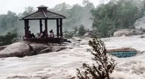 वाटरफॉल शबाब पर, घूमने पहुंचे 5 लोग फंसे