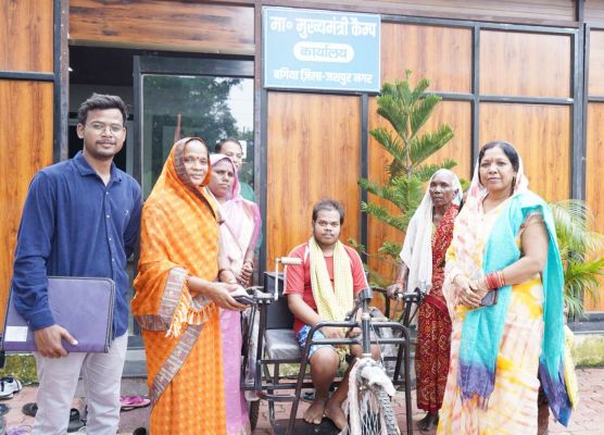 सीएम कैंप कार्यालय में दिव्यांग नारायण सिंह को मिली ट्राईसायकल