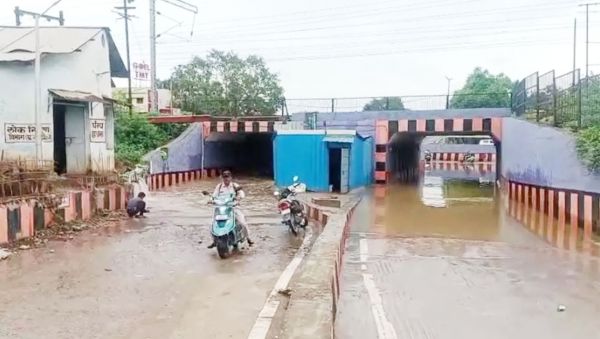 रेलवे अंडरब्रिज में भरा पानी, आवागमन बंद
