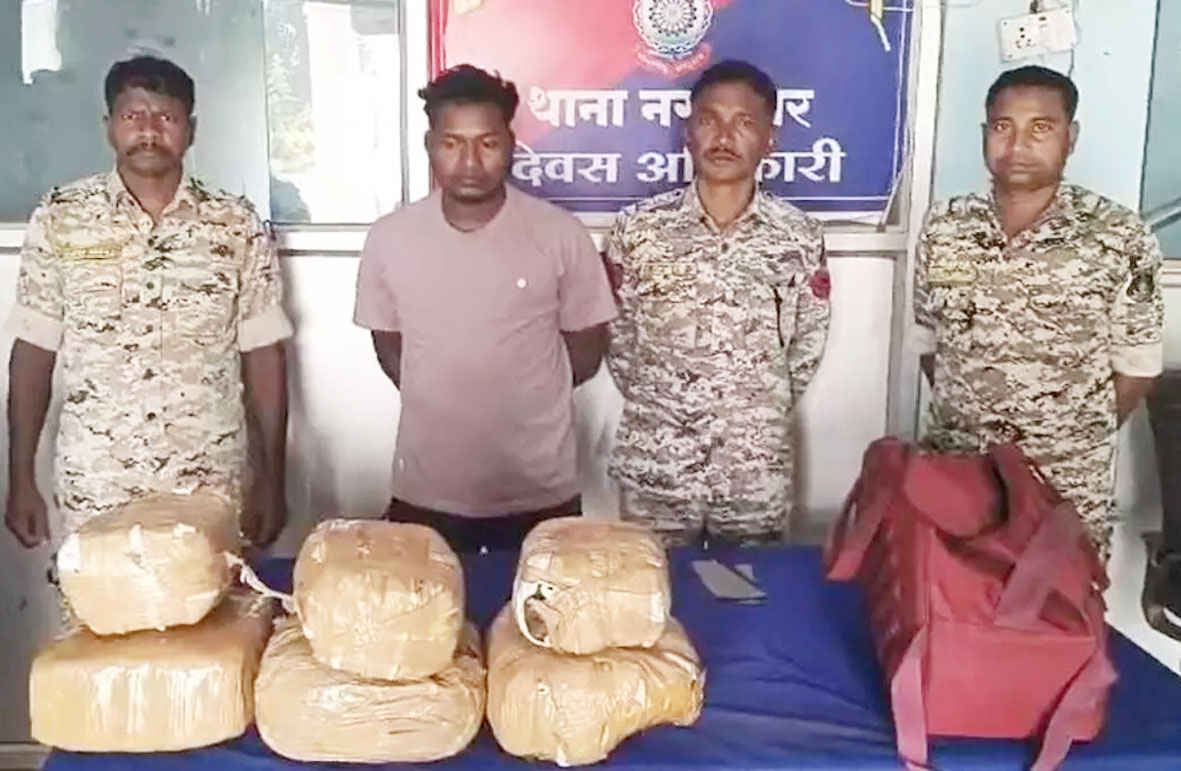 रेलवे क्रॉसिंग के पास गांजा तस्कर पकड़ाए, 2 लाख का माल जब्त