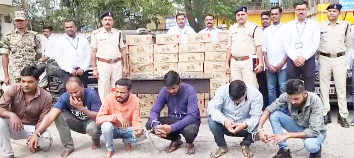 3 लाख की शराब जब्त, दो कार के साथ 6 तस्कर गिरफ्तार