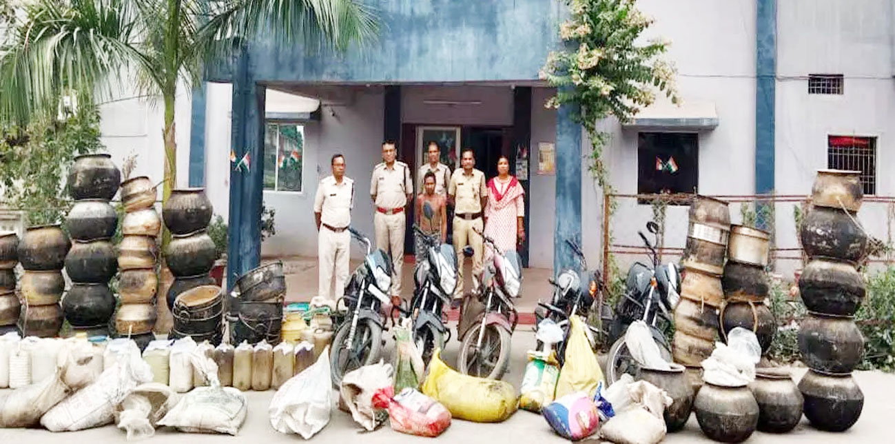 पुलिस ने अवैध कारखाने में मारी रेड, बनाया जा रहा था महुआ शराब