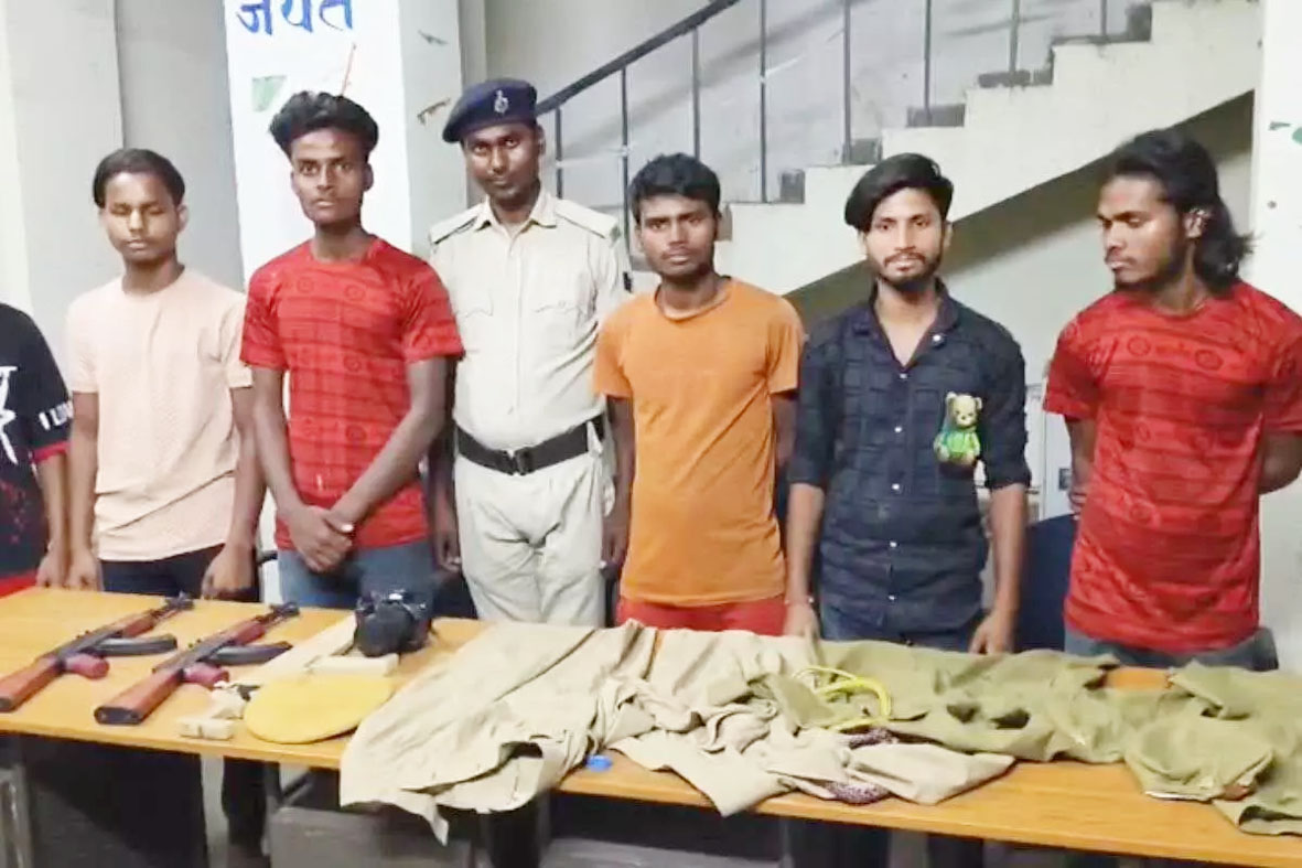6 यूट्यूबर गिरफ्तार, पुलिस की वर्दी पहन...मचा हड़कंप