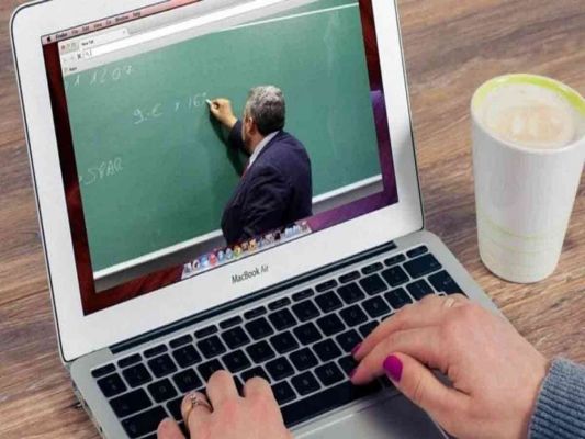 MBA छात्रा संग ऑनलाइन क्लास में प्रोफेसर ने की  छेड़खानी