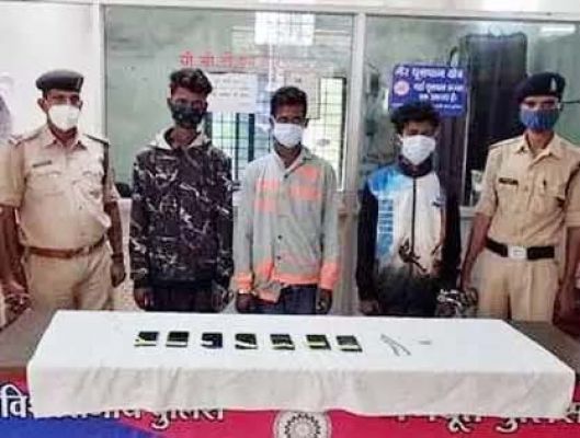  सूने मकान से मोबाइल व जेवरात चुराने मामले में तीन आरोपी गिरफ्तार