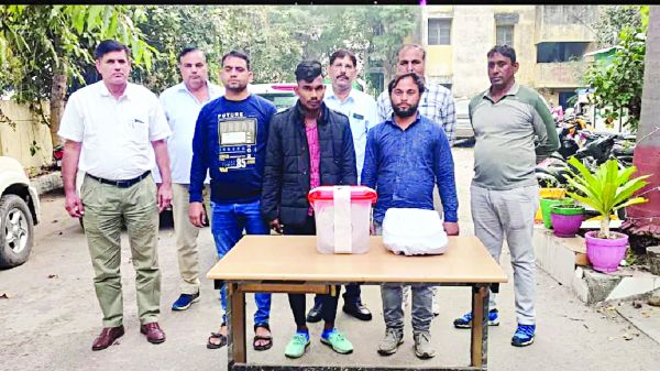  ड्रग्स बनाने के लिए घर में लगाया प्लांट, दो आरोपी गिरफ्तार