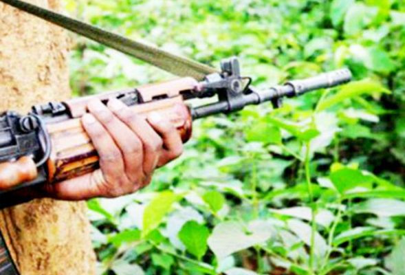 नक्सलियों ने मुखबिरी के शक में की युवक की हत्या