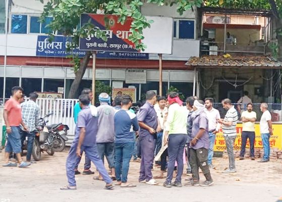 सफाई कर्मी से मारपीट, पुरानी बस्ती थाने में हंगामा