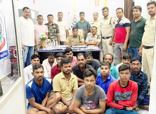 जुआ फड़ पर पुलिस की रेड, 14 जुआरी गिरफ्तार