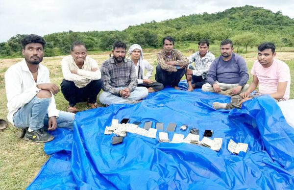उरगा पुलिस ने 8 जुआरियो को दबोचा, 62 हजार नकदी और मोबाइल जब्त