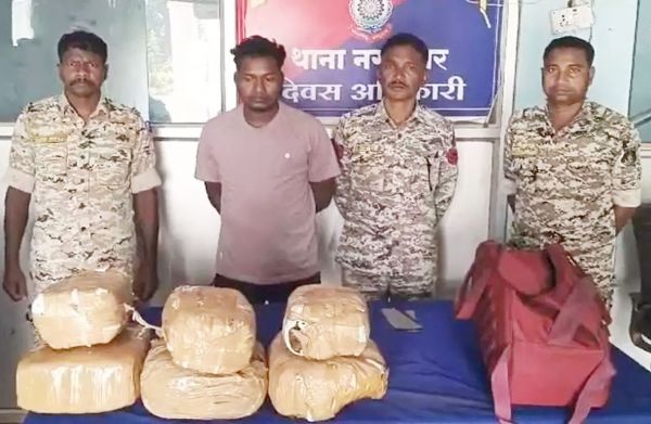 रेलवे क्रॉसिंग के पास गांजा तस्कर पकड़ाए, 2 लाख का माल जब्त