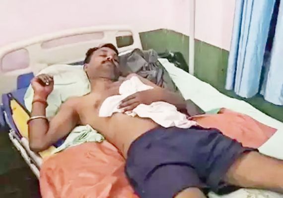 पुलिसकर्मी ने पड़ोसी को चाकू मारा, हालत गंभीर