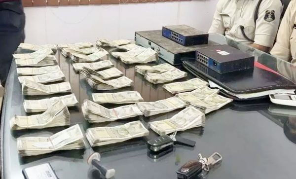 फर्जी अफसरों का गैंग पकड़ाया, आईटी वाले बनकर करते थे लूटपाट