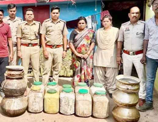 श्रद्धालु बनकर पुलिस जवानों ने मारी रेड, महुआ शराब जब्त