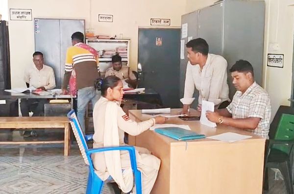 महिला का जबरन अश्लील वीडियो बनाया, 3 नाबालिग समेत 8 हिरासत में, 1 फरार
