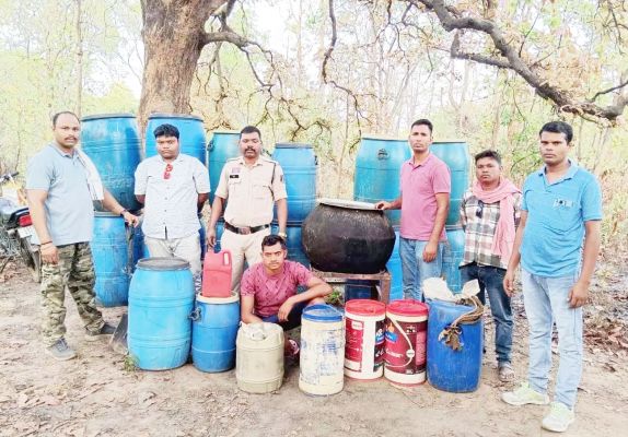 जंगल में बड़े पैमाने पर बनाई जा रही थी महुआ शराब, पुलिस की रेड
