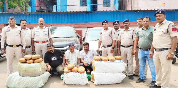 दो कारों से 105 किलो गांजा जब्त, तीन तस्कर गिरफ्तार