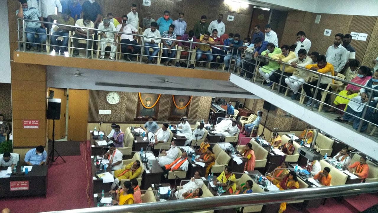 महीनों बाद हुई सामान्य सभा में जोरदार हंगामा, कुर्सी को लेकर छिड़ी जंग,  शहरवासियों के मुद्दों को किया दरकिनार 
