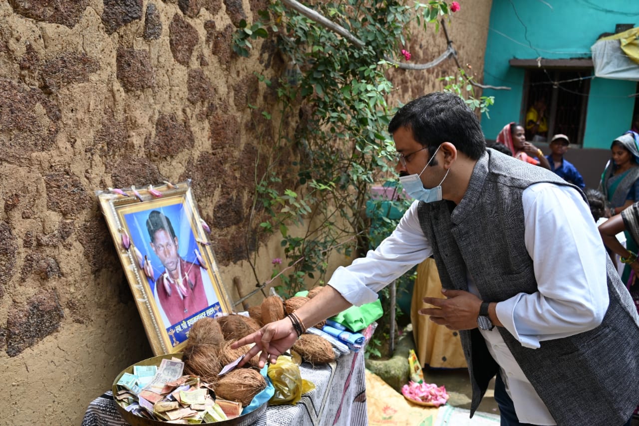  वरिष्ठ कांग्रेस कार्यकर्ता श्याम सुंदर सरल को विधायक प्रकाश नायक ने दी श्रद्धांजलि