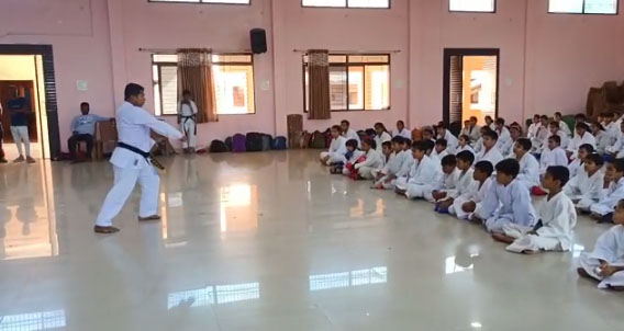 VIDEO  :- बच्चो ने आत्मसुरक्षा के लिए सीखा कराटे
