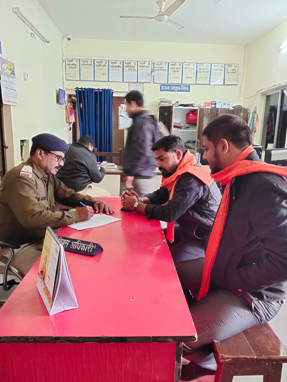  देखिये पुलिस की कड़ी सुरक्षा के बीच आखिरकार भाजयुमो ने दिखाया काला झंडा