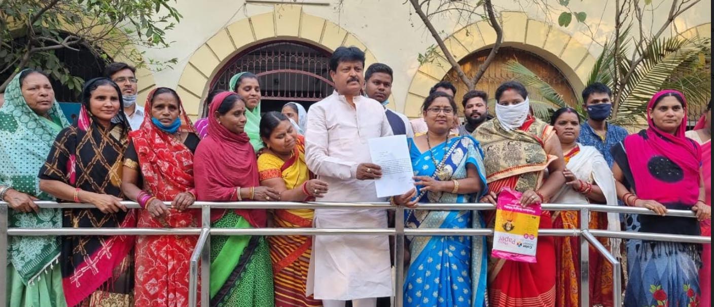सड़क चौड़ीकरण से टूटा मकान, कलेक्टर को ज्ञापन 