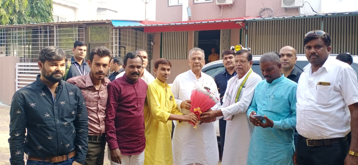  केश शिल्प कला बोर्ड नियुक्ति उपरांत पदाधिकारियों ने गृहमंत्री ताम्रध्वज साहू से सौजन्य मुलाकात कर लिया आशिर्वाद 