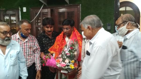 पंकज शर्मा ने समाज के वरिष्ठ जनो का आशीर्वाद लेकर समाज के प्रति एवं मुख्यमंत्री भूपेश बघेल जी के प्रति जताया आभार