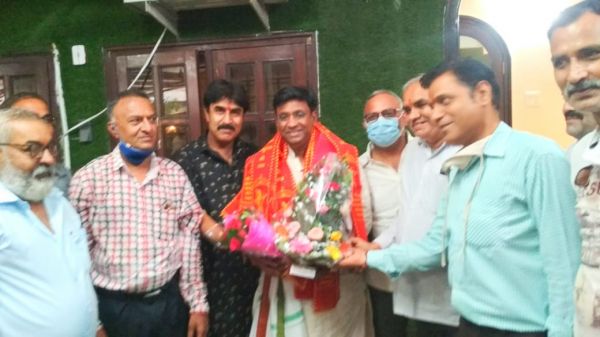पंकज शर्मा ने समाज के वरिष्ठ जनो का आशीर्वाद लेकर समाज के प्रति एवं मुख्यमंत्री भूपेश बघेल जी के प्रति जताया आभार
