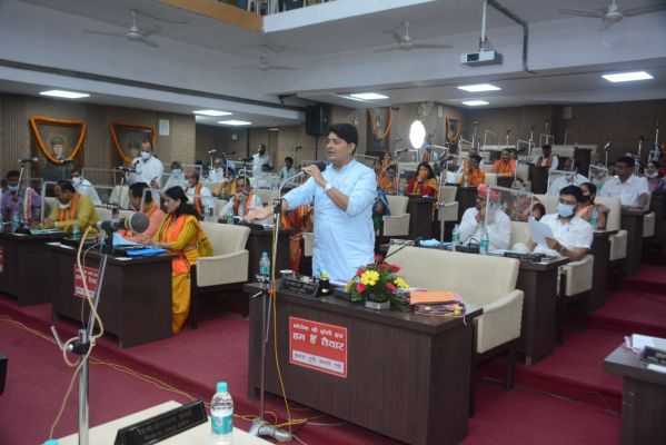 महीनों बाद हुई सामान्य सभा में जोरदार हंगामा, कुर्सी को लेकर छिड़ी जंग,  शहरवासियों के मुद्दों को किया दरकिनार 